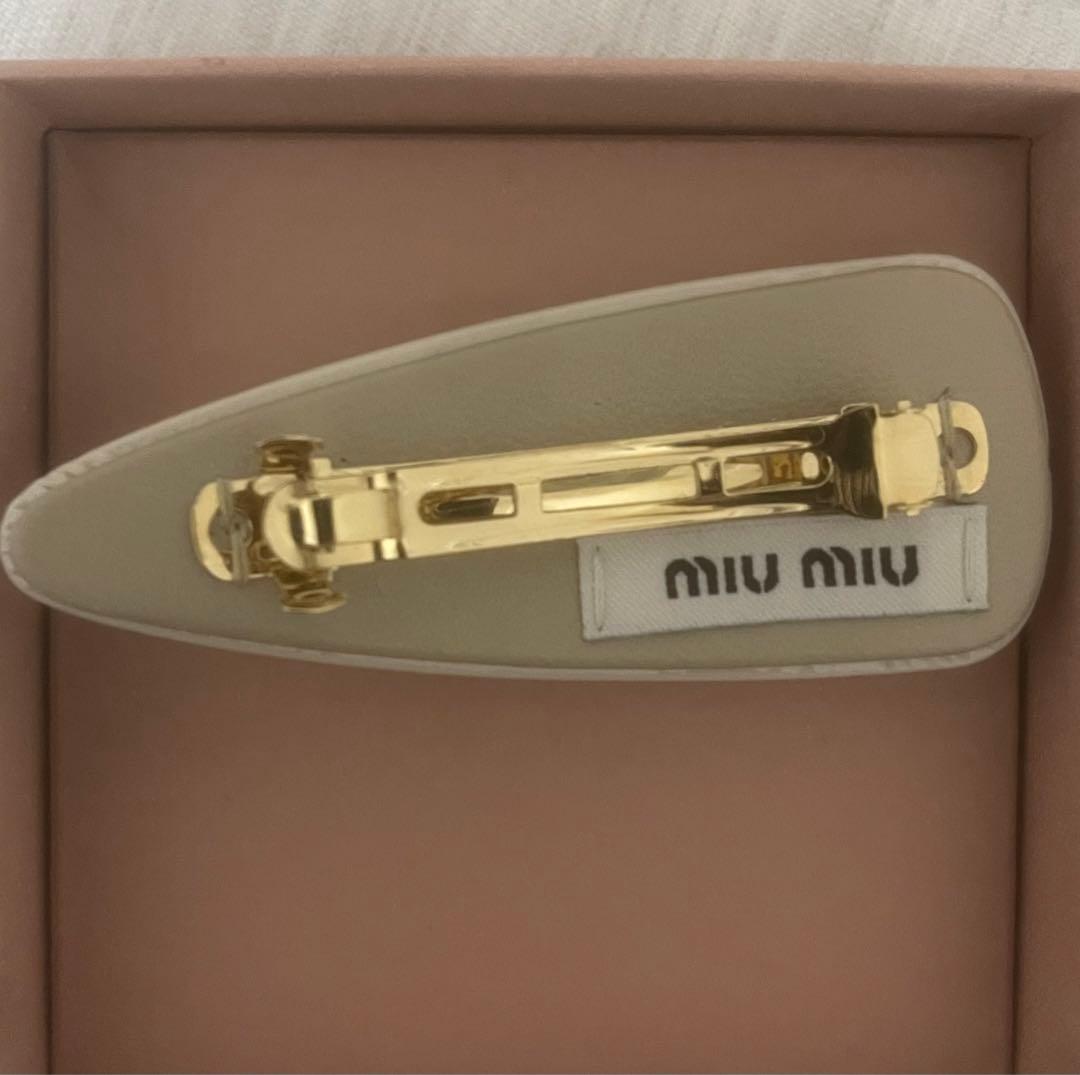miu miu ロゴ入りヘアピン アイボリー
