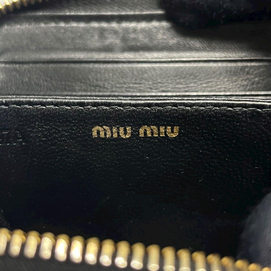 希少✨ミュウミュウ ケース ファスナー マトラッセ ロゴ金具 ブラック