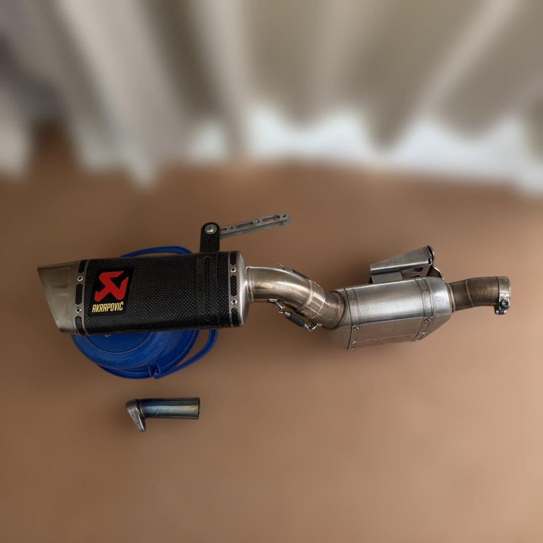 おかたろう F900XR アクラボビッチ カーボンマフラー