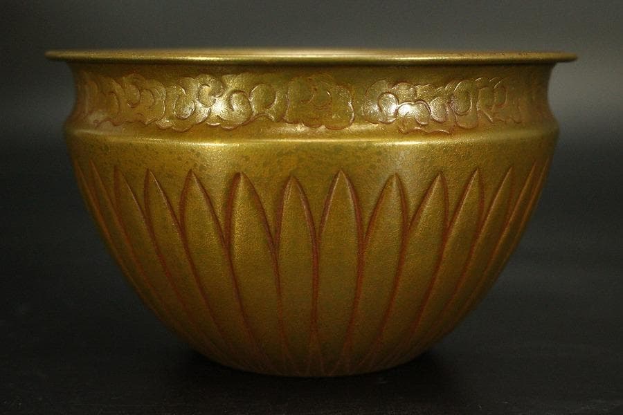 千家伝来 一ノ瀬宗也作 唐銅 雲蓮花弁彫刻紋 建水 共箱(LC848)