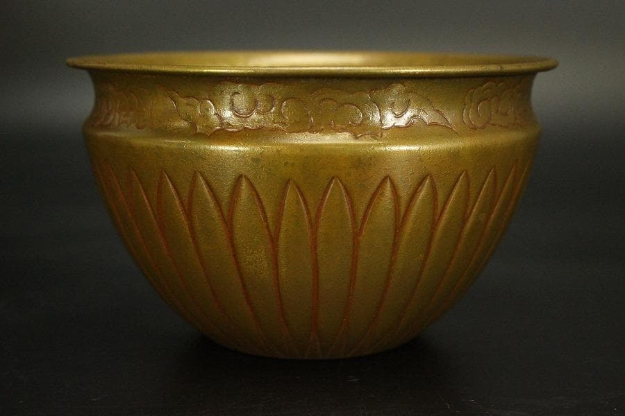 千家伝来 一ノ瀬宗也作 唐銅 雲蓮花弁彫刻紋 建水 共箱(LC848)