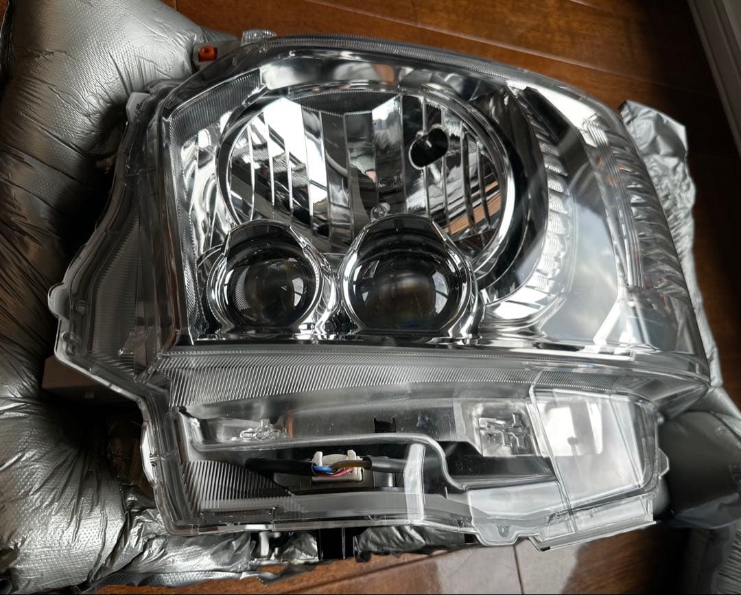 ハイエース6型ダークプライム新車外し　LED 左右セット