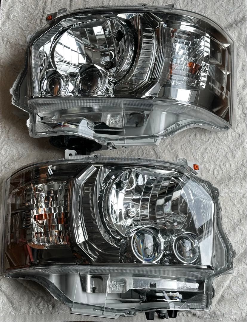 ハイエース6型ダークプライム新車外し　LED 左右セット