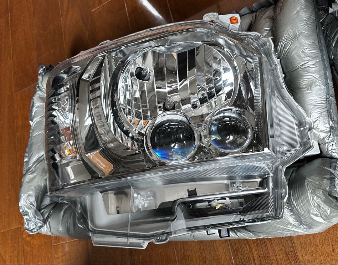 ハイエース6型ダークプライム新車外し　LED 左右セット