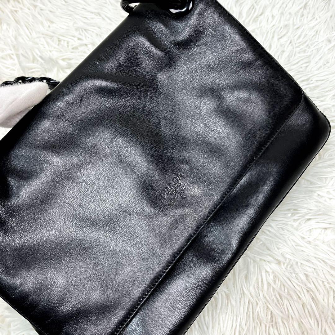 美品プラダ ワンショルダーバッグ ロゴ型押し プラスチックチェーン オールレザー