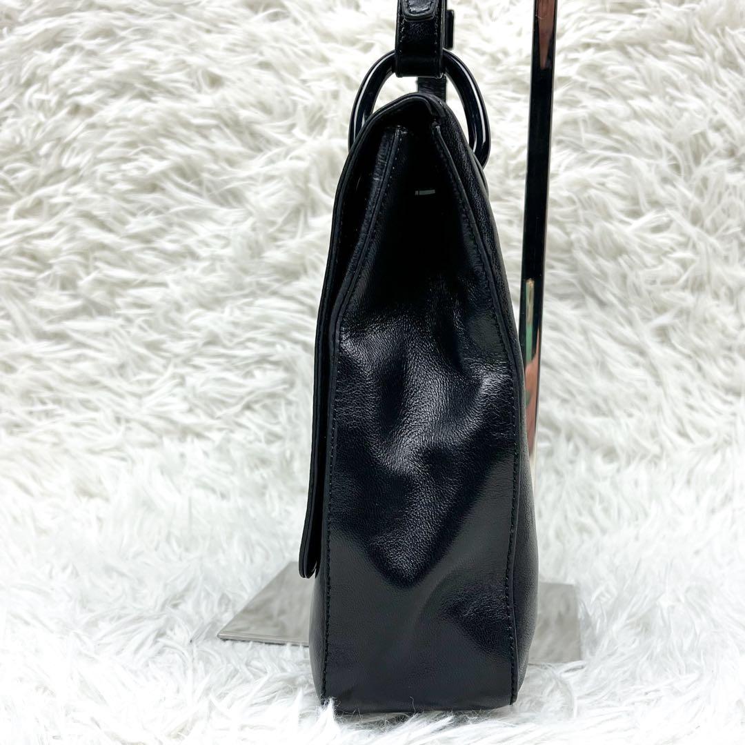 美品プラダ ワンショルダーバッグ ロゴ型押し プラスチックチェーン オールレザー