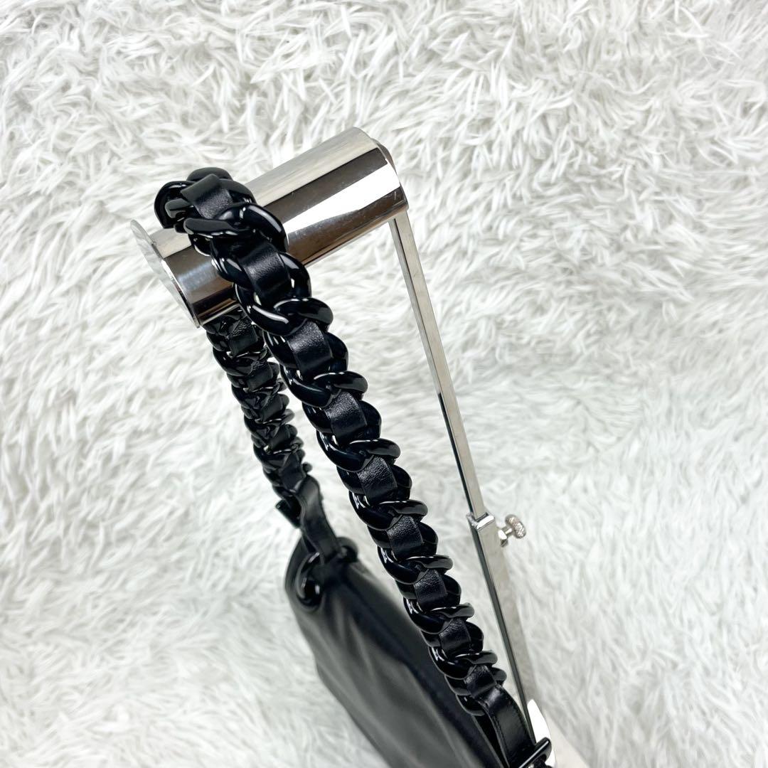 美品プラダ ワンショルダーバッグ ロゴ型押し プラスチックチェーン オールレザー