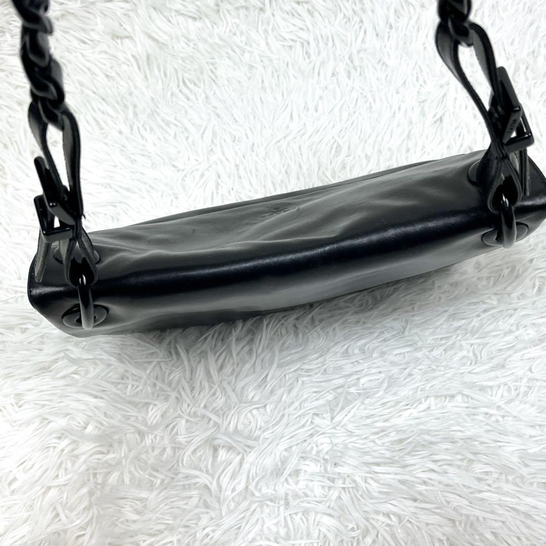 美品プラダ ワンショルダーバッグ ロゴ型押し プラスチックチェーン オールレザー