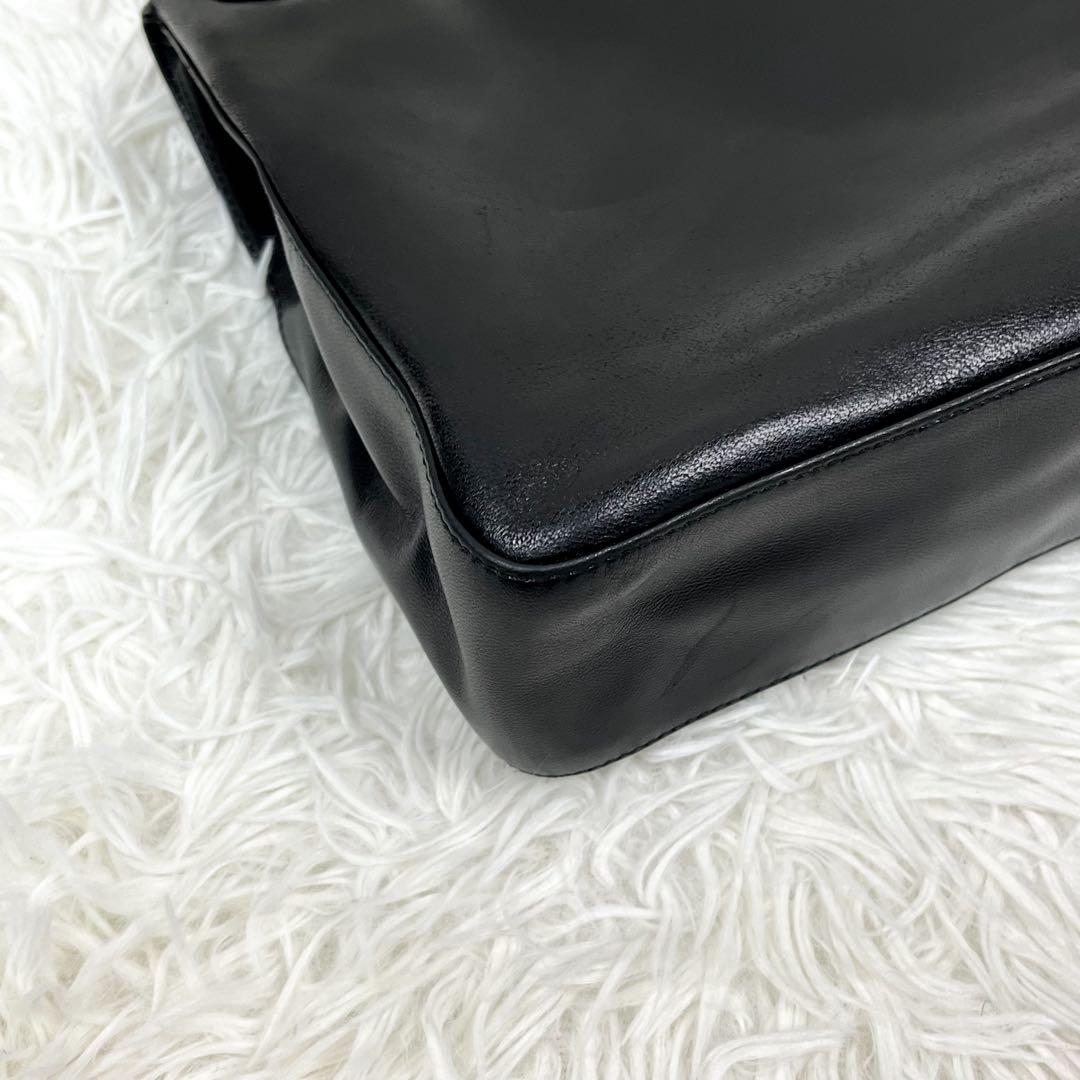 美品プラダ ワンショルダーバッグ ロゴ型押し プラスチックチェーン オールレザー