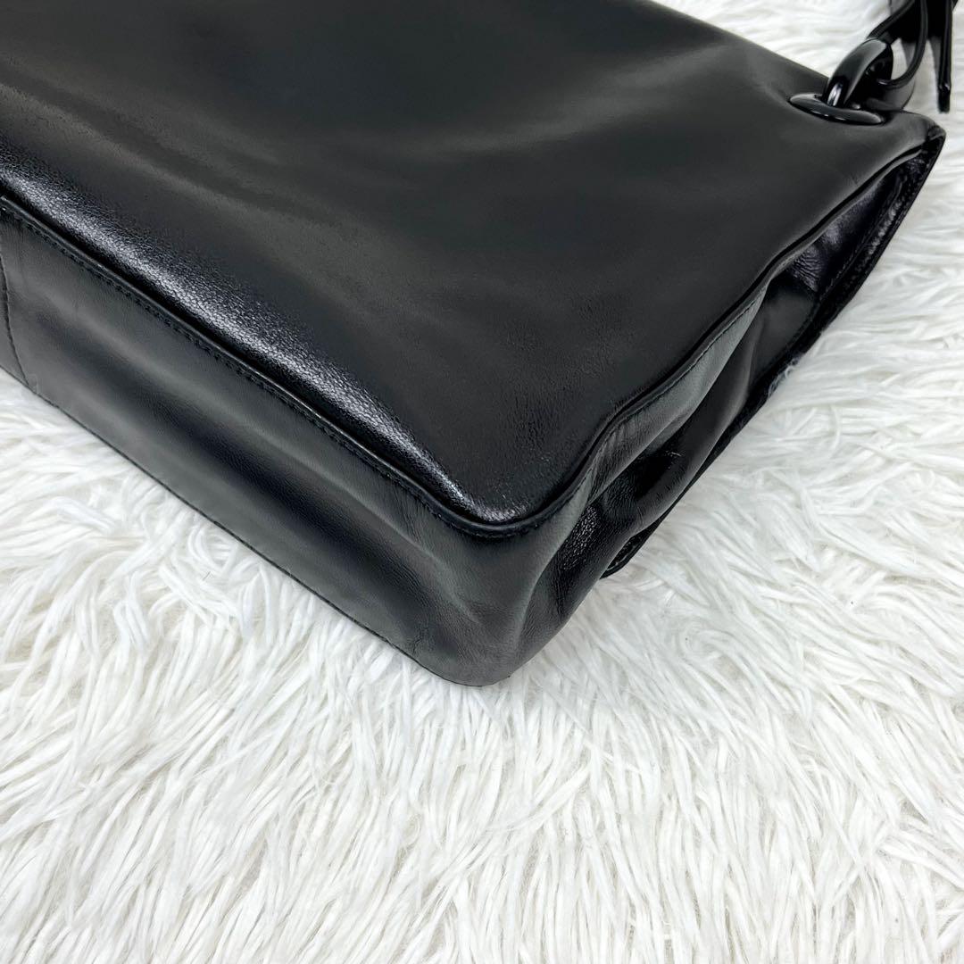 美品プラダ ワンショルダーバッグ ロゴ型押し プラスチックチェーン オールレザー