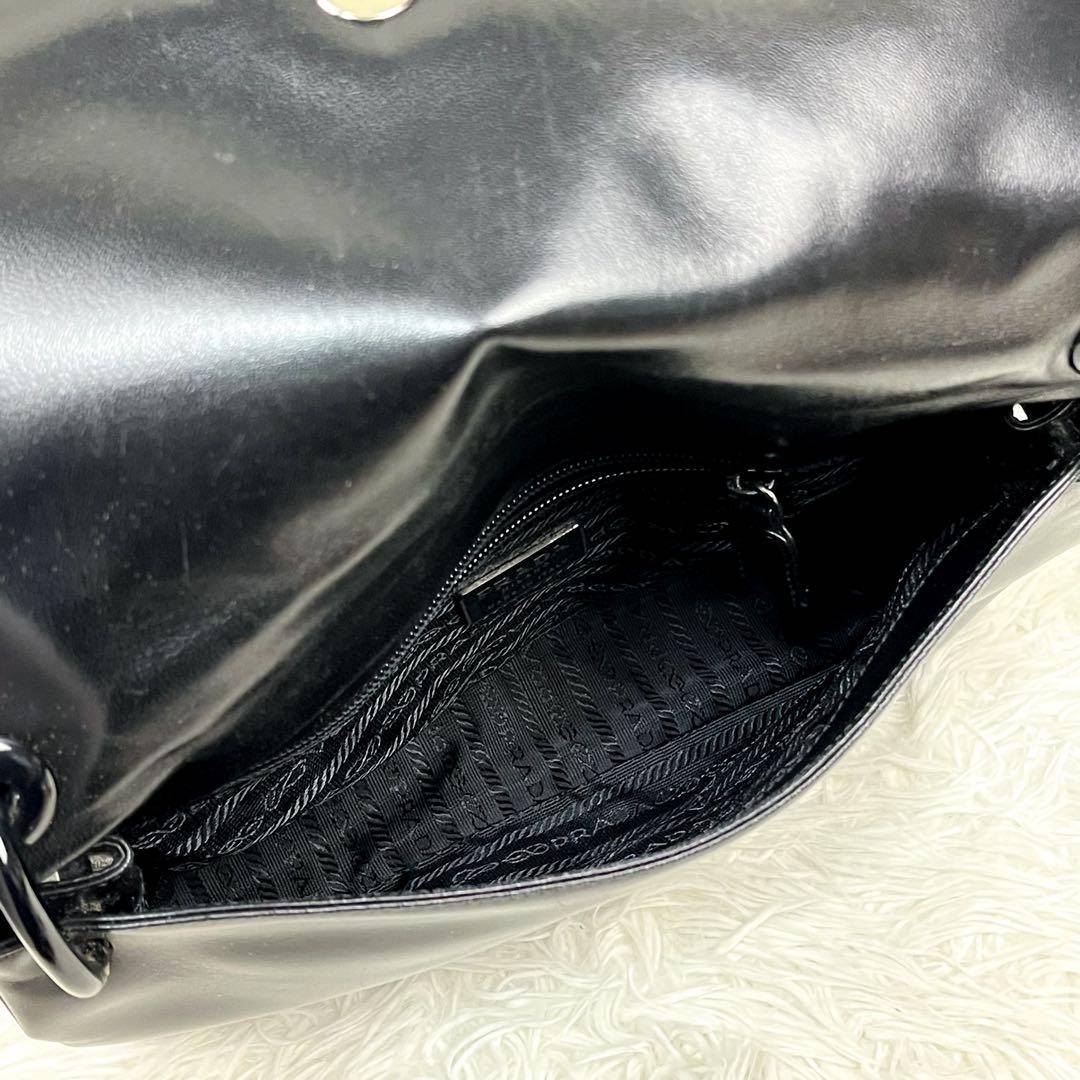 美品プラダ ワンショルダーバッグ ロゴ型押し プラスチックチェーン オールレザー