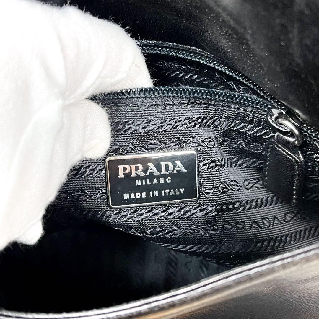 美品プラダ ワンショルダーバッグ ロゴ型押し プラスチックチェーン オールレザー