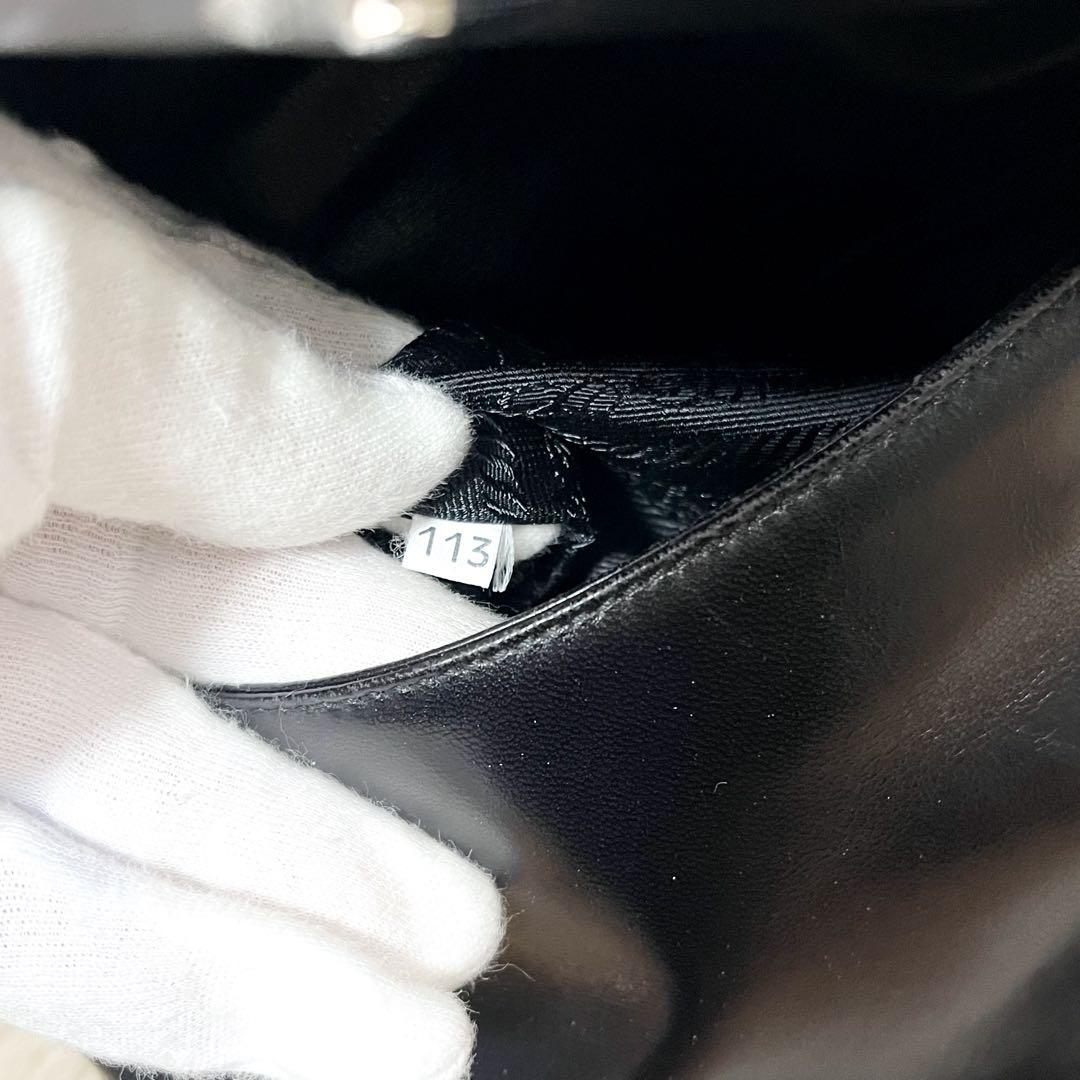 美品プラダ ワンショルダーバッグ ロゴ型押し プラスチックチェーン オールレザー