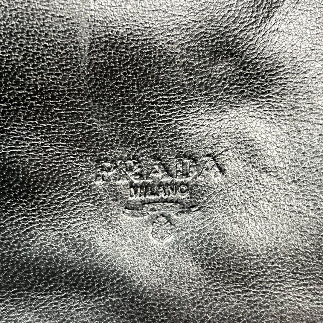 美品プラダ ワンショルダーバッグ ロゴ型押し プラスチックチェーン オールレザー