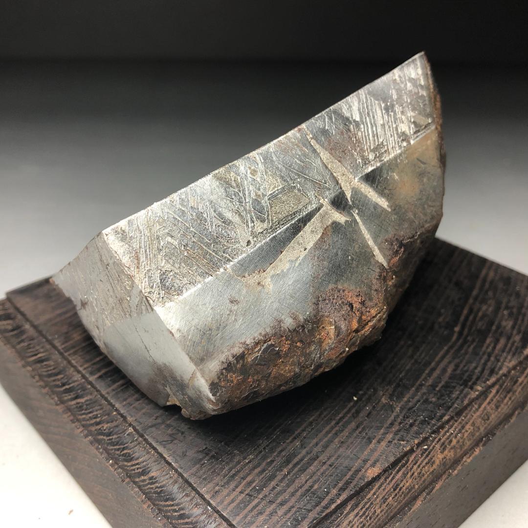 アルタイ隕石　大型隕石 鉄隕石　外皮付き隕石　ナチュラル　原石　重さ約1095ｇ