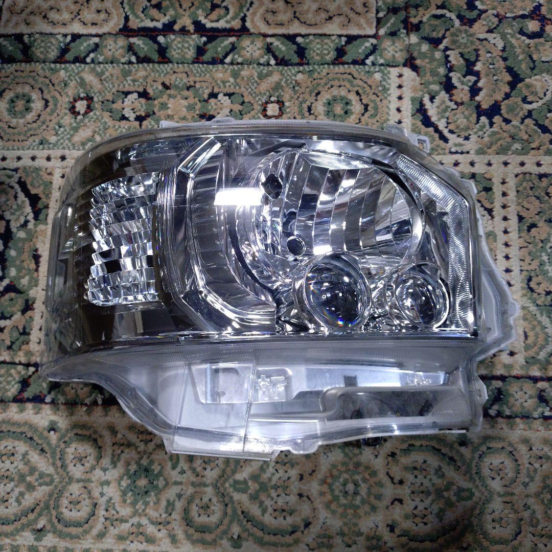 トヨタ ハイエース 4型以降 純正LEDヘッドランプ ヘッドライト 右側