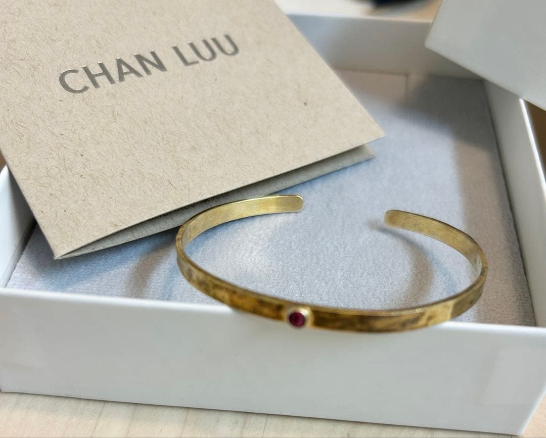 CHAN LUU ゴールド色のバングル ルビー付き