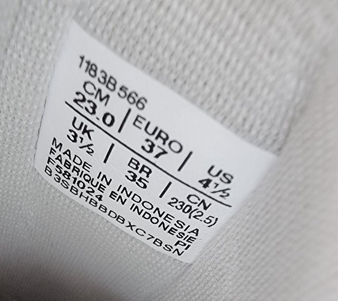 オニツカタイガー メキシコ66 シルバー/ブラック 23センチ