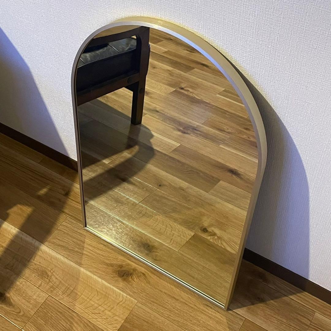 【インテリア】⁂アーチ型壁掛けミラー⁂淡いゴールドカラー⁂幅50cm高さ75cm