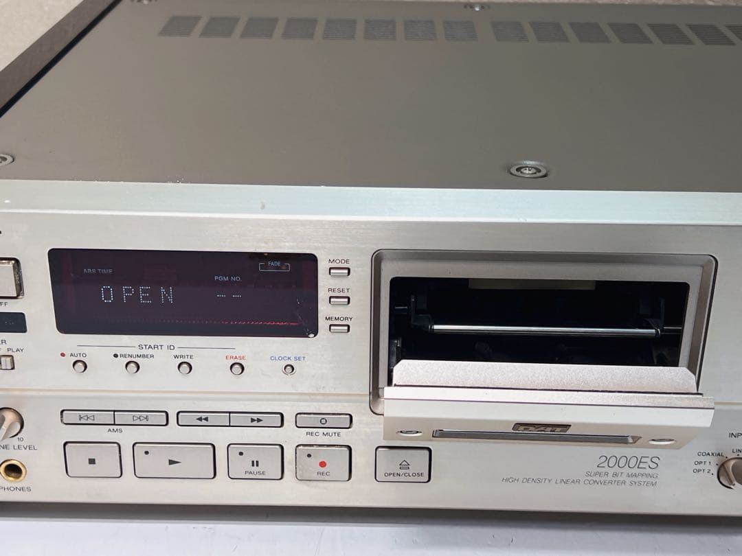 Sony DTC-2000ES デジタル オーディオ テープ (DAT) デッキ