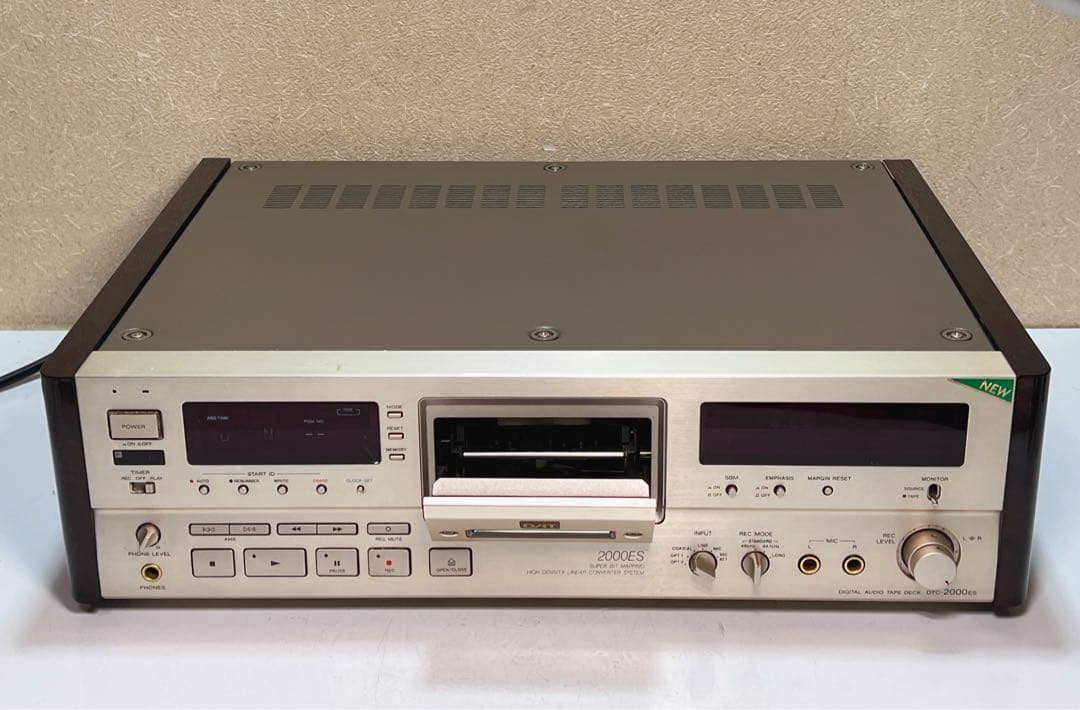 Sony DTC-2000ES デジタル オーディオ テープ (DAT) デッキ