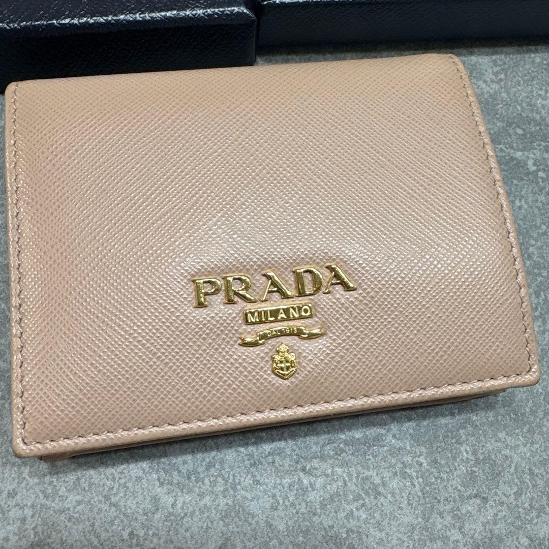 PRADA 二つ折り財布　ピンクベージュ