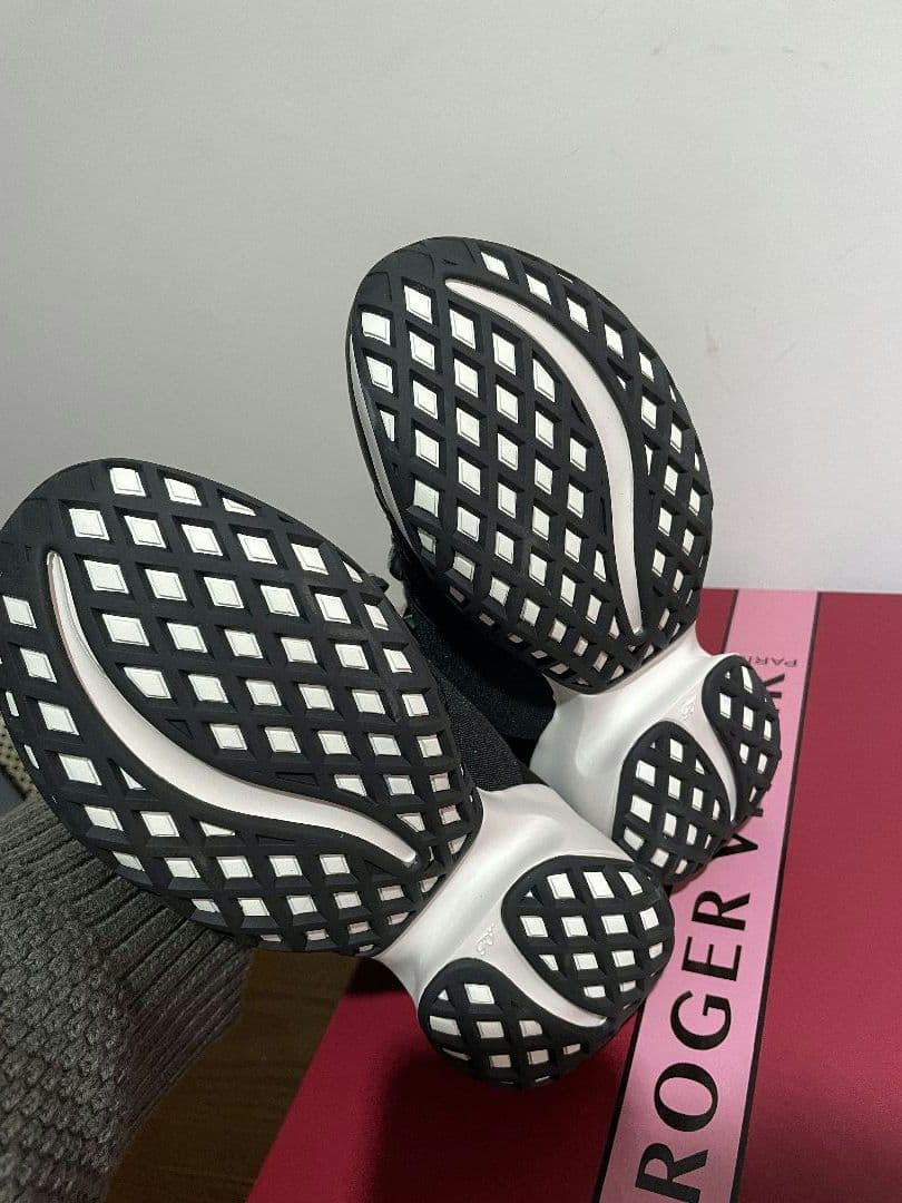 Roger Vivier ビジュー付き ブラックスニーカー