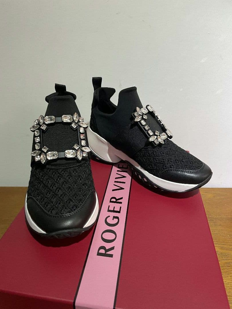 Roger Vivier ビジュー付き ブラックスニーカー