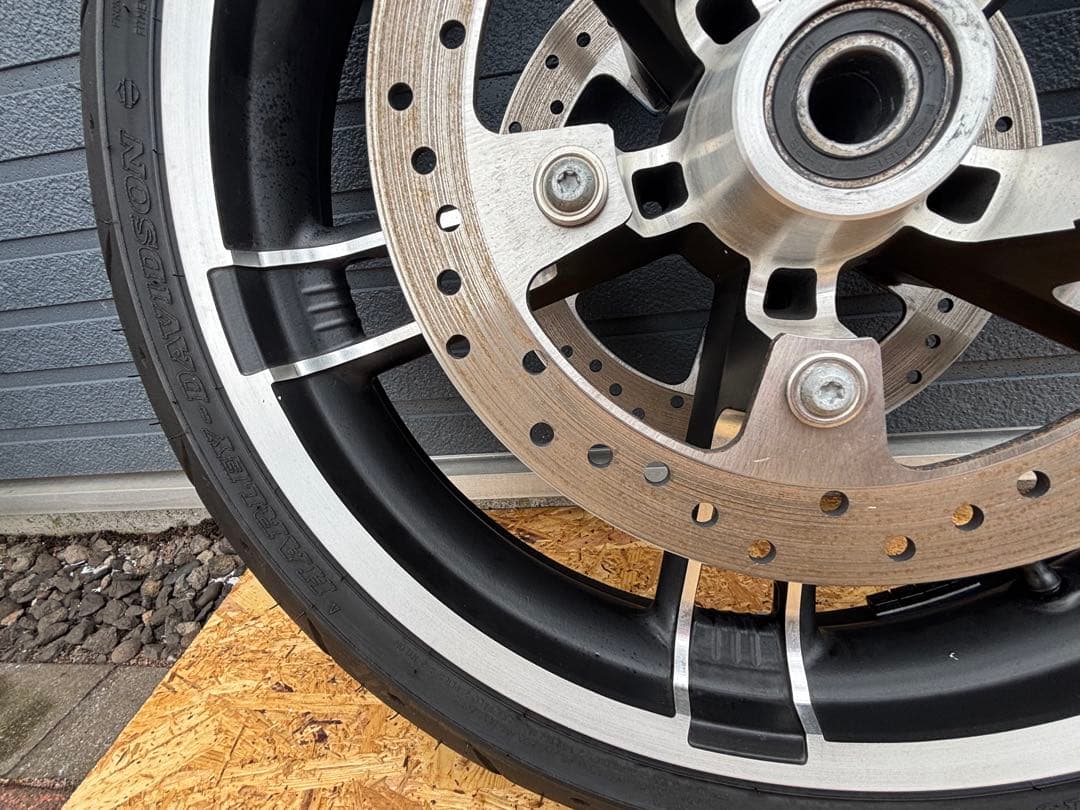 ハーレーダビッドソン　FLHX ストリートグライド　フロントタイヤ&ホイール