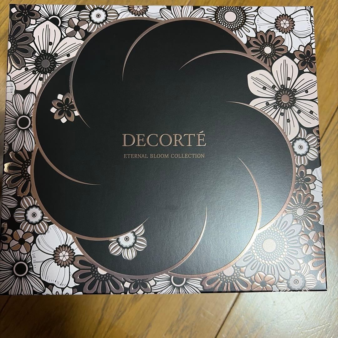 コスメデコルテ　クリスマスコフレ2025 ポーチ、口紅、下地、パウダー4点