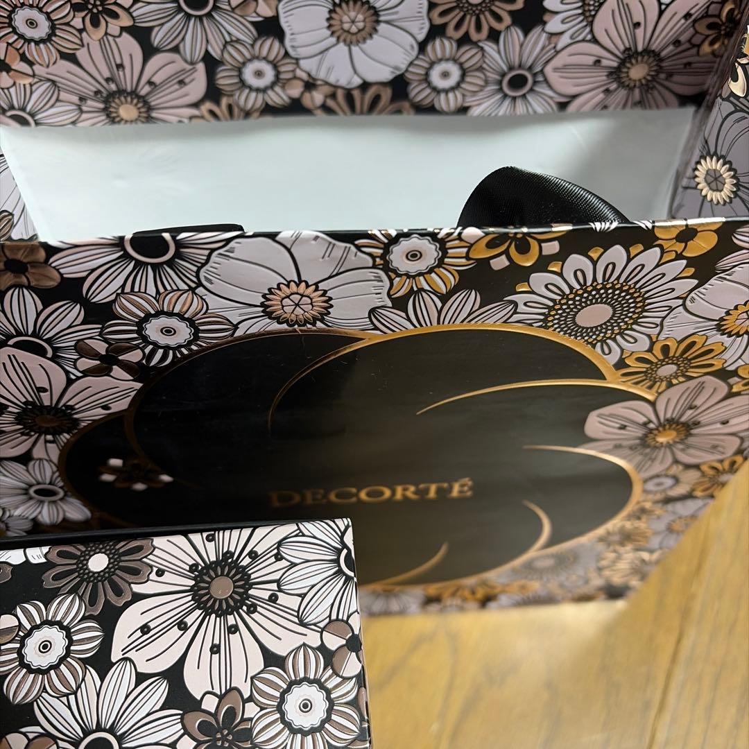 コスメデコルテ　クリスマスコフレ2025 ポーチ、口紅、下地、パウダー4点