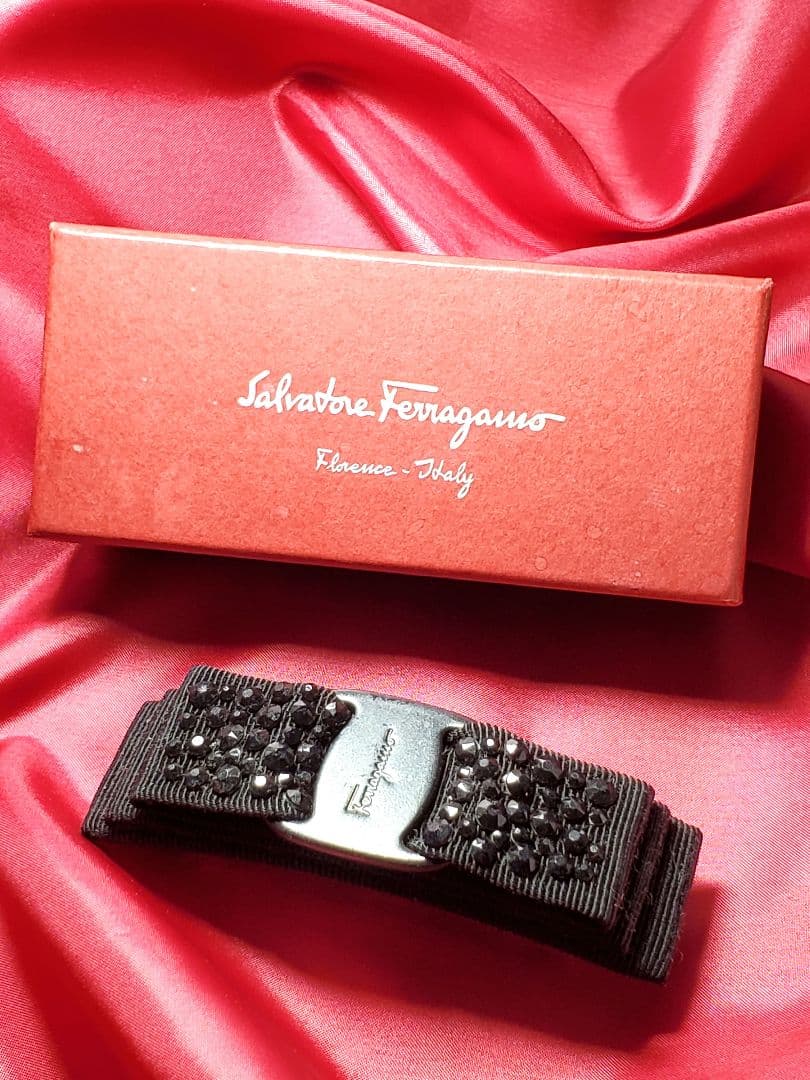 【美品】Salvatore Ferragamo バレッタ　黒　ビジュー