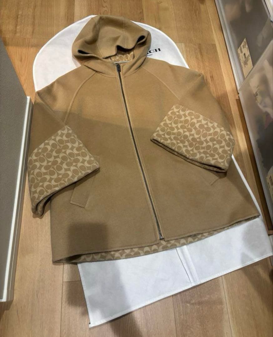 RYO様　新品未使用⭐︎コーチ　ベージュ フード付き ポンチョ