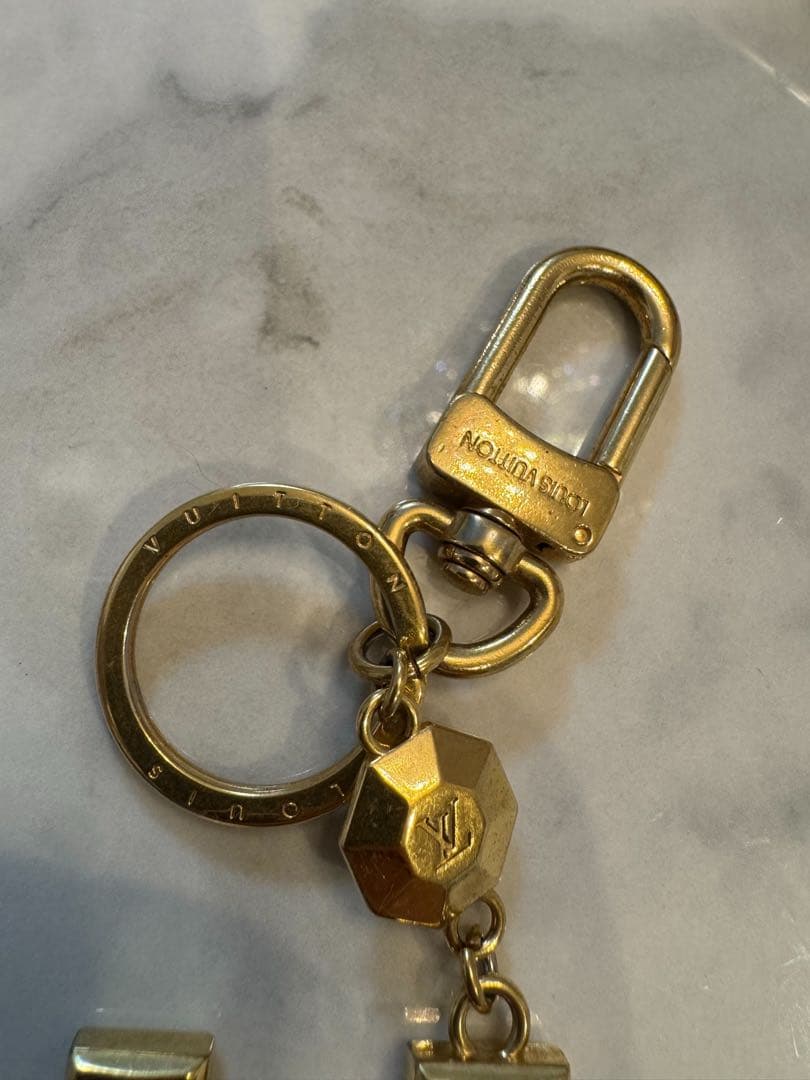 Louis Vuitton ゴールド LVロゴ キーホルダー
