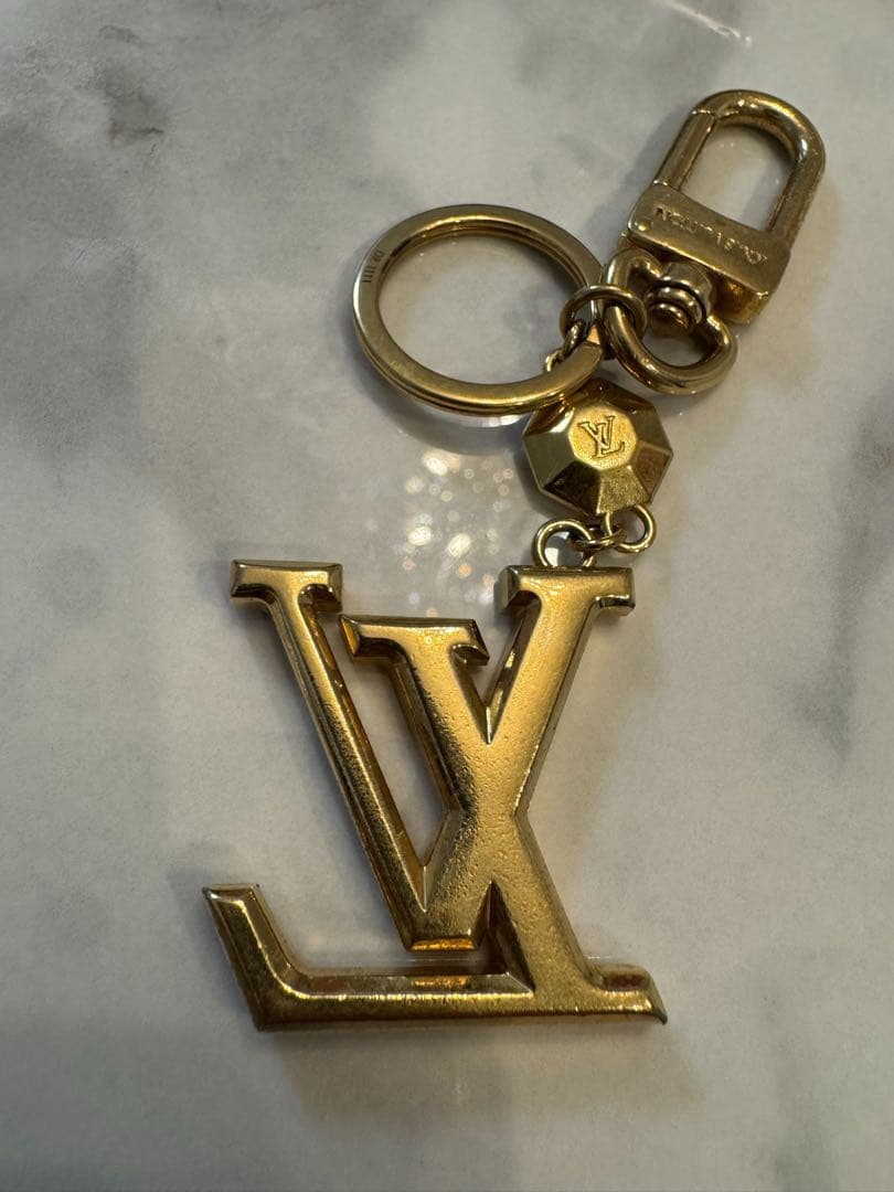 Louis Vuitton ゴールド LVロゴ キーホルダー