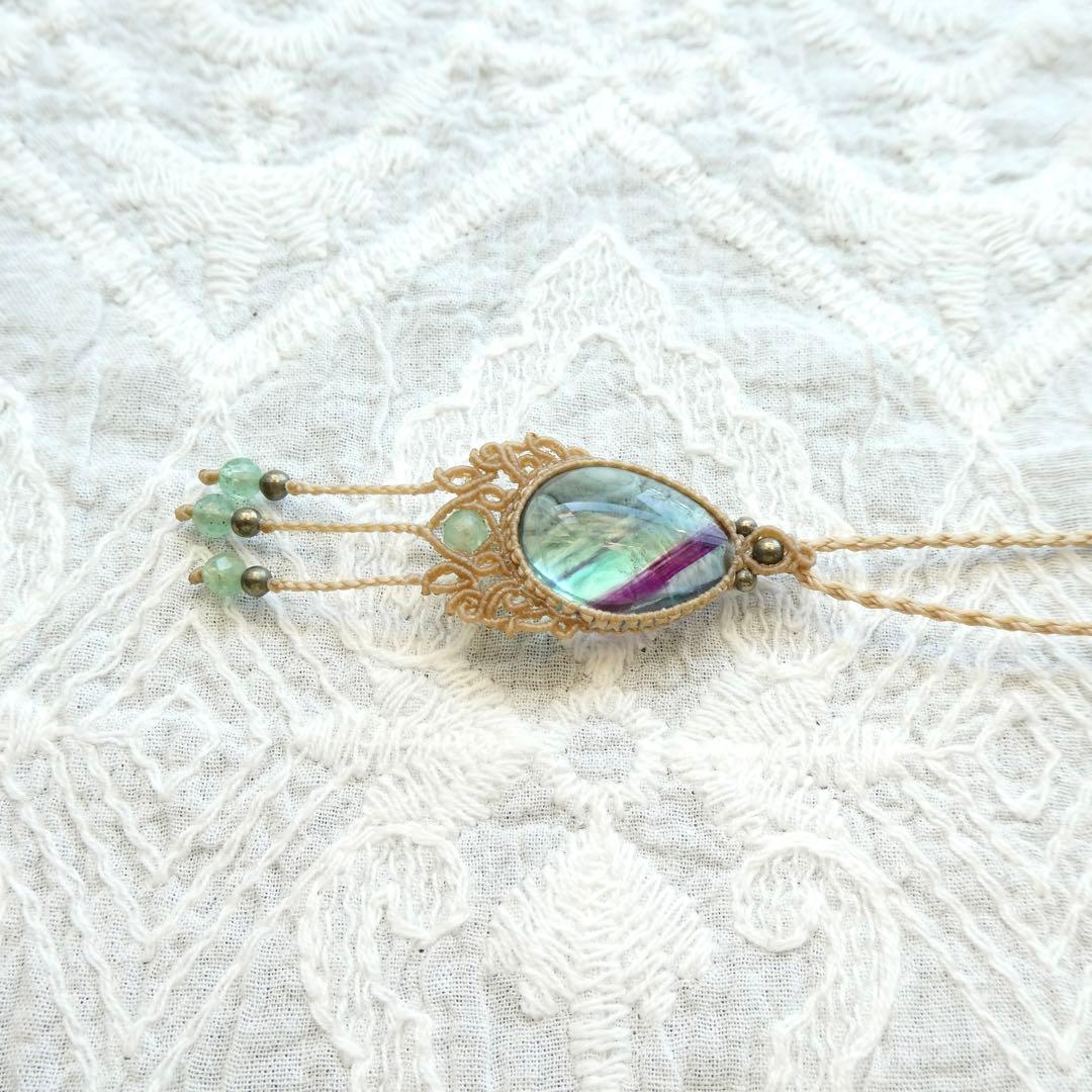 フローライトのマクラメネックレス