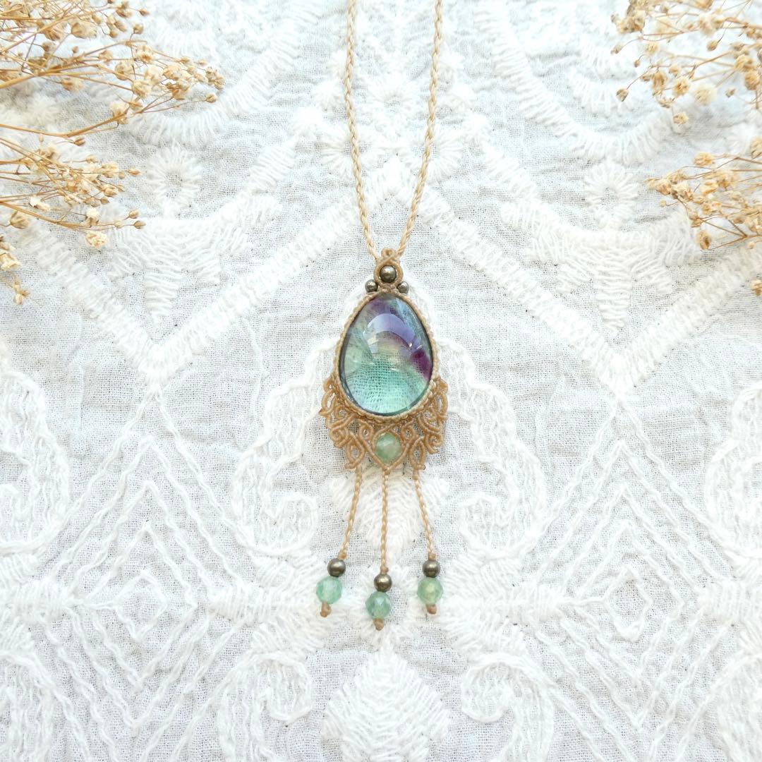 フローライトのマクラメネックレス