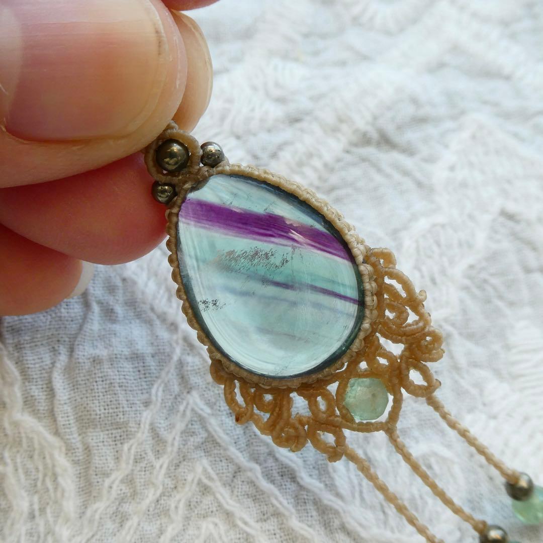 フローライトのマクラメネックレス