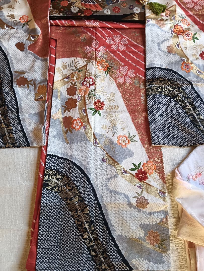 王道の古典色柄　振袖フルセット　朱赤　絞り　金彩　刺繍　美品　丈160 裄66