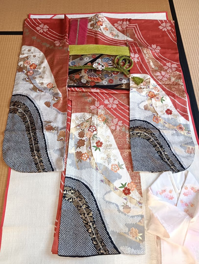 王道の古典色柄　振袖フルセット　朱赤　絞り　金彩　刺繍　美品　丈160 裄66