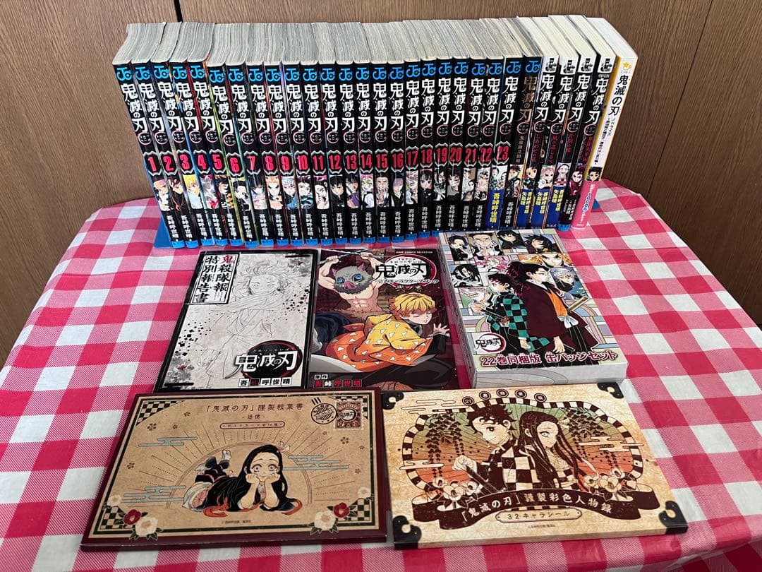 鬼滅の刃 全巻＋小説＋公式本＋特典大量セット 缶バッジ ポストカード付き