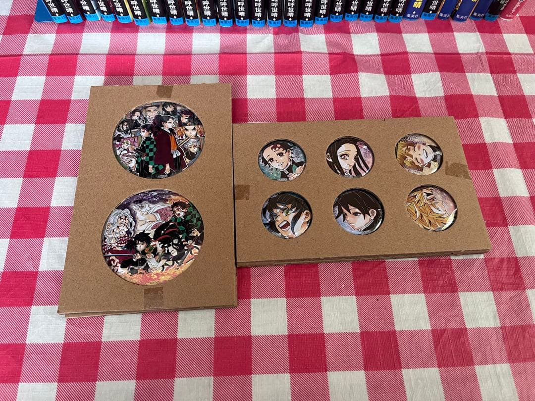 鬼滅の刃 全巻＋小説＋公式本＋特典大量セット 缶バッジ ポストカード付き