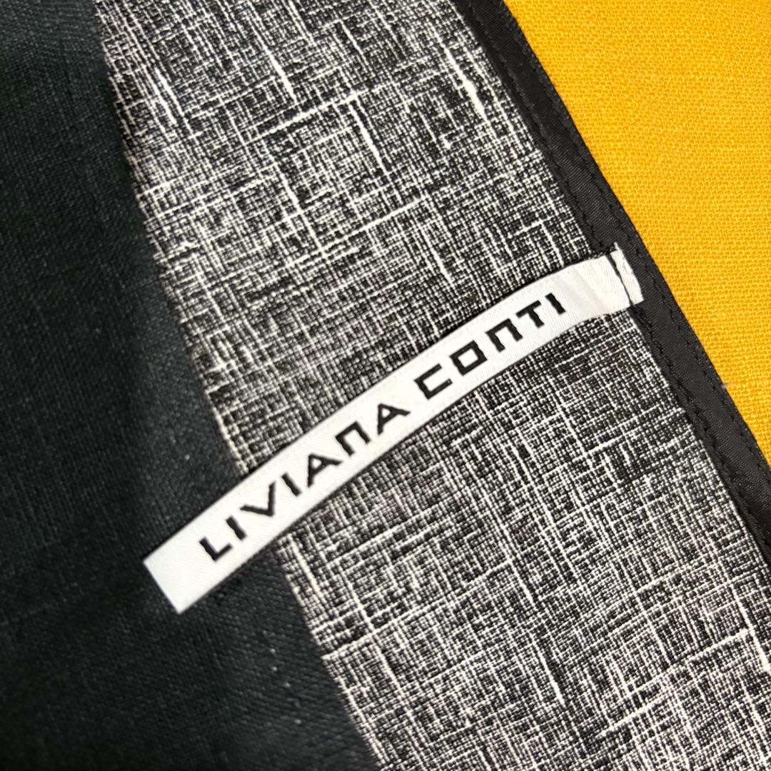 花柄デザインの7分袖黒いチュニック 同柄のスカーフ付き