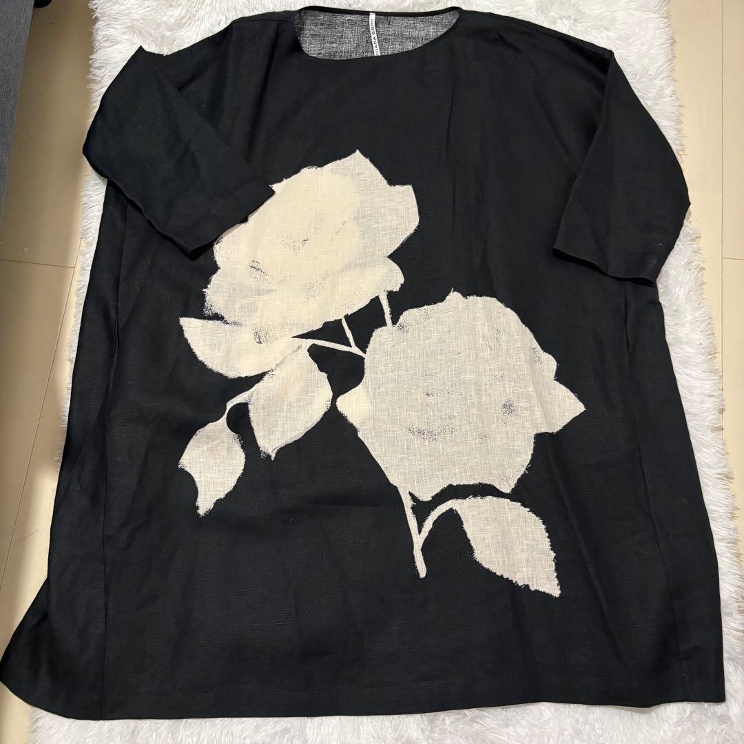 花柄デザインの7分袖黒いチュニック 同柄のスカーフ付き