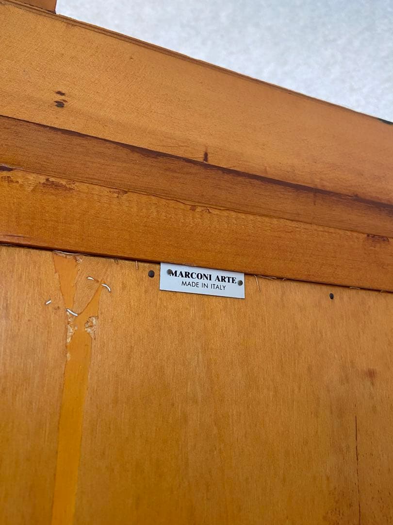 マルコーニ 木製ガラスキャビネット 装飾的な彫刻付き