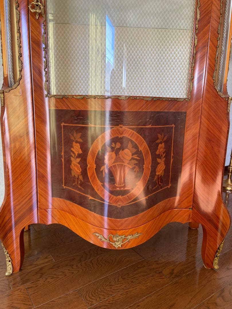 マルコーニ 木製ガラスキャビネット 装飾的な彫刻付き