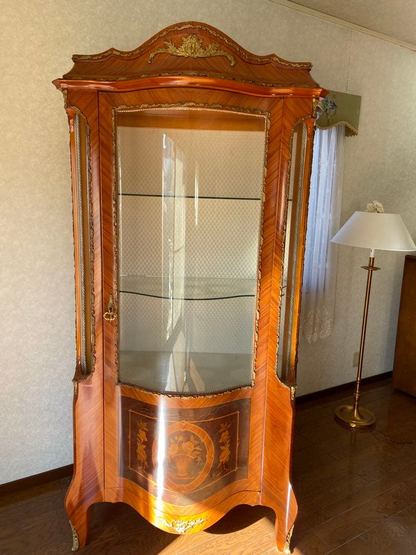 マルコーニ 木製ガラスキャビネット 装飾的な彫刻付き