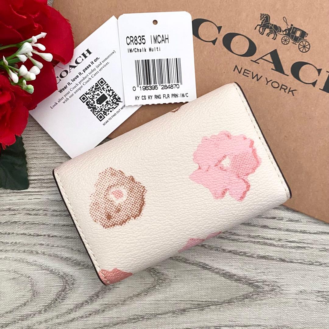《新品未使用》COACH コーチ　キーケース　ホワイト　花柄　レザー キーケース