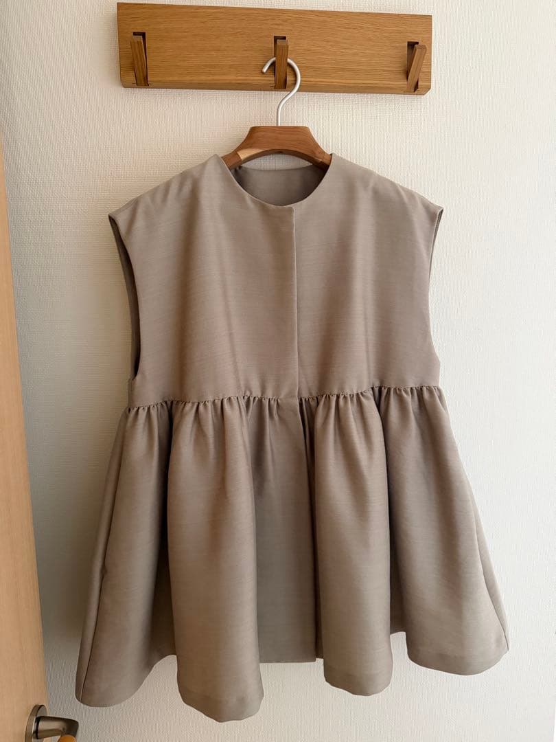 ビアズリー beardsleyベージュ ペプラムギャザージレ