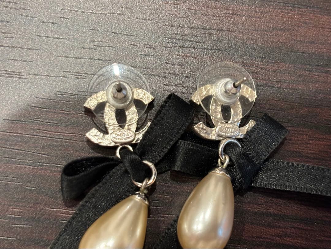 CHANEL パール型ピアス CCロゴ付き